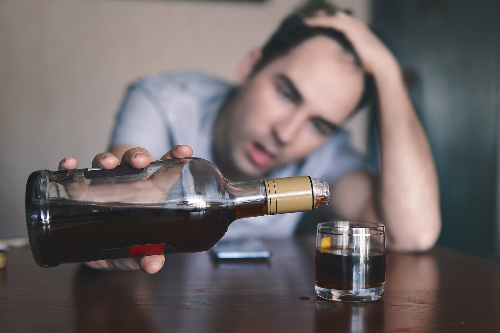 Hombre-Alcoholico-Triste-2 Isolamento devido ao alcoolismo.