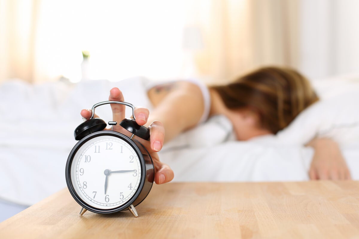 Mujer-Apaga-Despertador-2 A procrastinação impede que você alcance seus objetivos de ano novo.