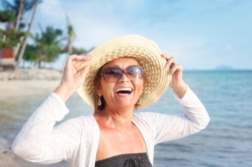 Mulher-Mais-Velha-Sorrindo-Praia-500X333-1-4 Fique jovem por mais tempo: como retardar o envelhecimento