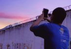 Adolescente fotografa o céu