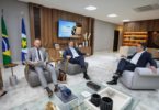 O governador Mauro Mendes em reunião com a embaixada da Noruega