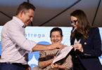 Entrega de título de fundiária para famílias de Cuiabá