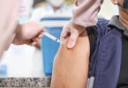 A vacina é recomendada para pessoas dessa faixa etária que já foram devidamente imunizadas com pelo menos duas doses da vacina monovalente e que tenham tomado a última dose há pelo menos quatro meses