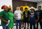 O governador Mauro Mendes junto da presidente da federação e de outras lideranças indígenas