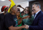 Cacique Raoni, primeira-dama de MT Virginia Mendes e governador Mauro Mendes