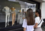 Vitrines de lojas na região central de Cuiabá