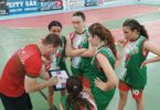 Técnico da equipe de Juara orienta estratégia para jogadoras em quadra
