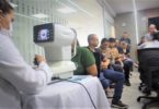 Exame oftalmológico durante Posto Itinerante realizado na sede da Secretaria de Planejamento e Gestão (Seplag).