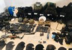 Parte das armas, munições e outros equipamentos apreendidos presos durante a operação