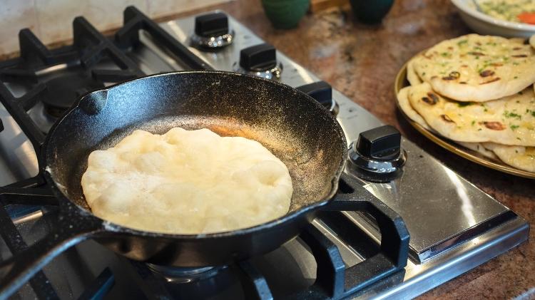 Pao-De-Frigideira-1683656195720_V2_750X421-1 pão de frigideira - iStock - iStock