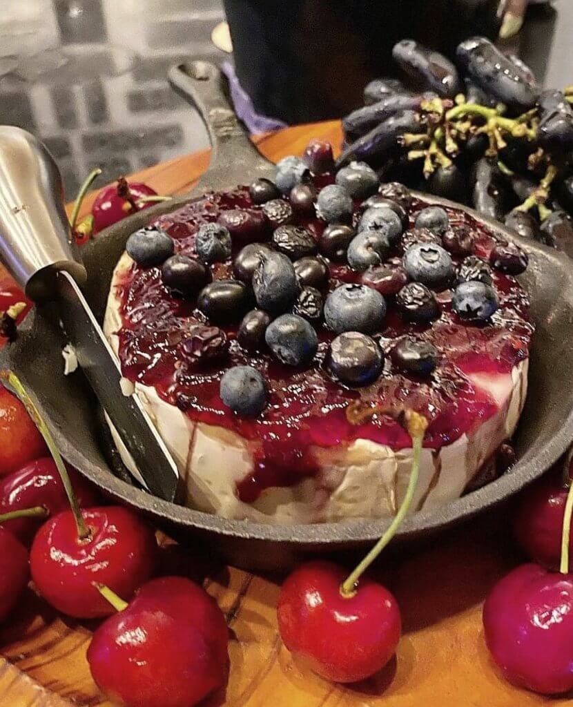 Brie Com Frutas Vermelhas Brie com Frutas Vermelhas 830x1024 - Brie com frutas vermelhas
