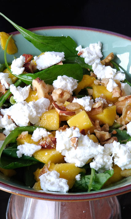 Receitas Para O Verão Receitas para o verão Salada com rúculamangaqueijo de cabra nozes - Receitas para o verão