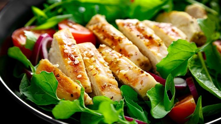 Salada com tiras de frango - iStock - iStock