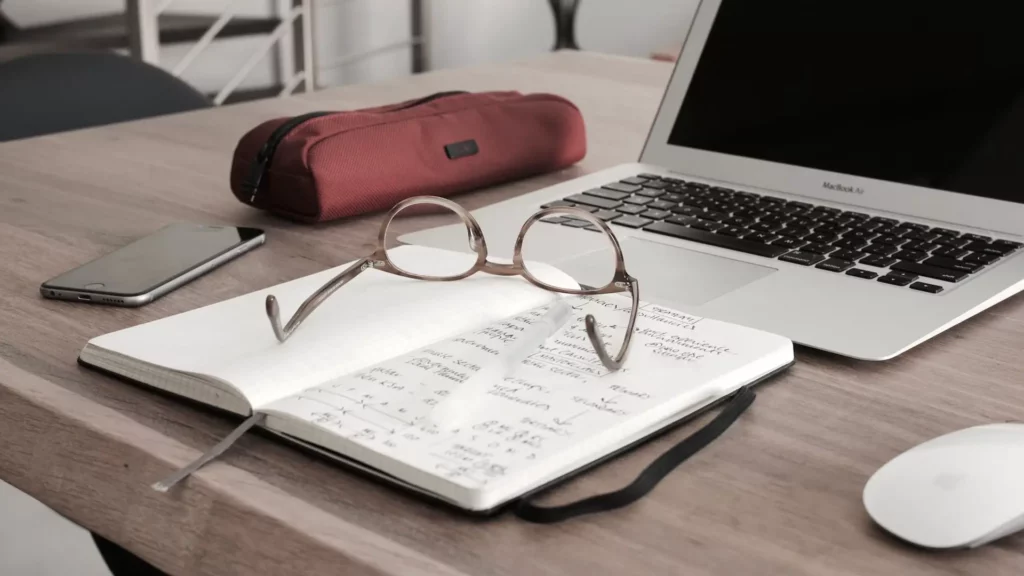 A utilização da inteligência artificial em softwares contábeis possibilita uma análise em tempo real dos dados financeiros, proporcionando insights valiosos para a tomada de decisão.