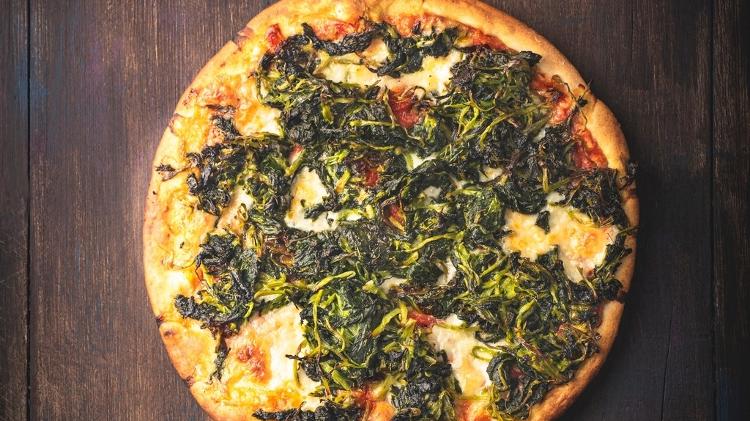 Pizza-De-Escarola-1685734402675_V2_750X421-1 pizza de escarola - iStock - iStock
