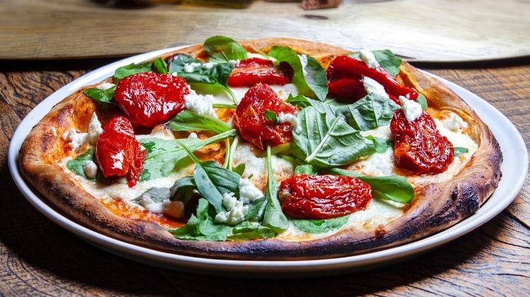 Pizza-De-Rucula-1685734300258_V2_750X421-1 pizza de rúcula - iStock - iStock