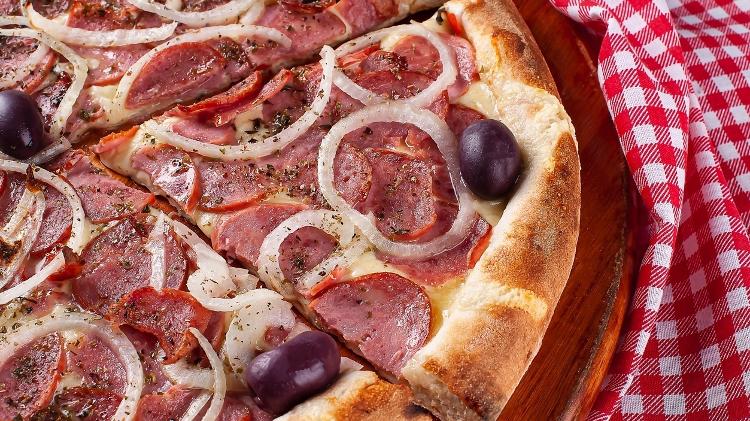 Pizza-De-Calabresa-1685734160934_V2_750X421-1 Pizza de calabresa - iStock - iStock