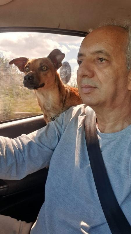 Padre-Antonio-Donizeth-Ao-Lado-Da-Vira-Lata-Tuca-1688476094127_V2_450X800-1 padre e cão - Arquivo pessoal - Arquivo pessoal