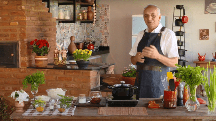 Padre-Donizeth-Tambem-E-Apresentador-Do-Programa-De-Gastronomia-Receita-Do-Padre-Da-Tv-Pai-Eterno-Onde-Prepara-Pratos-E-Fala-Sobre-Gastronomia-Goiana-1688494176980_V2_750X421-1 padre - TV Pai Eterno/Reprodução - TV Pai Eterno/Reprodução