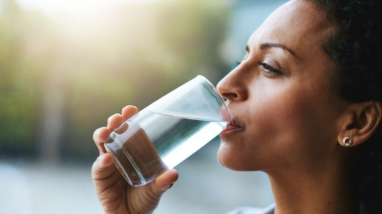 Pessoa, mulher bebendo água, hidratação, beber água - iStock - iStock