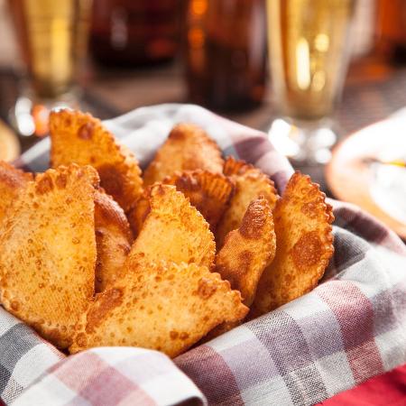 Pastel-Com-Cerveja-Um-Classico-1677616590426_V2_450X450 cerveja - AlbertoChagas/Getty Images/iStockphoto - AlbertoChagas/Getty Images/iStockphoto