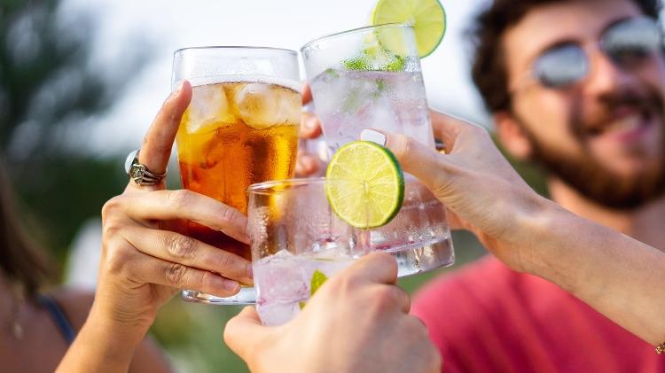 Brinde sem álcool; bebida sem álcool; refrigerante; brinde com amigos - Getty Images/iStockphoto - Getty Images/iStockphoto
