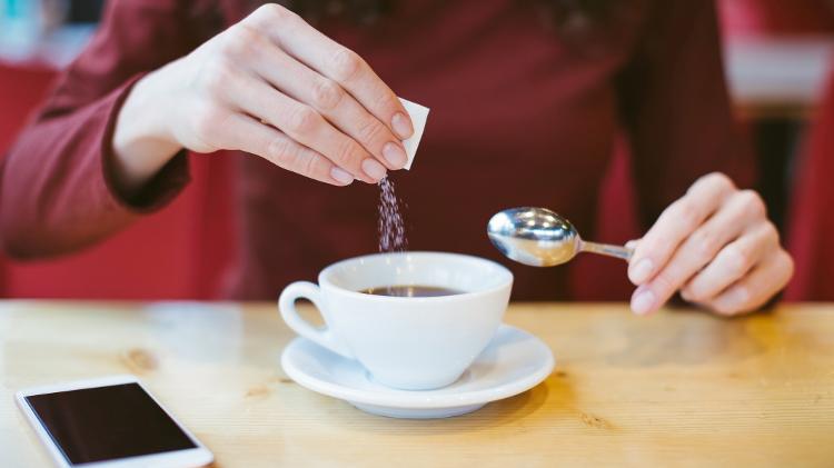 Adocante-Mulher-Despejando-Adocante-No-Cafe-1666290226045_V2_750X421-1 adoçante, mulher despejando adoçante no café - iStock - iStock