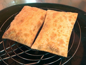 pastel, pastel de feira, fritura, óleo - Getty Images - Getty Images