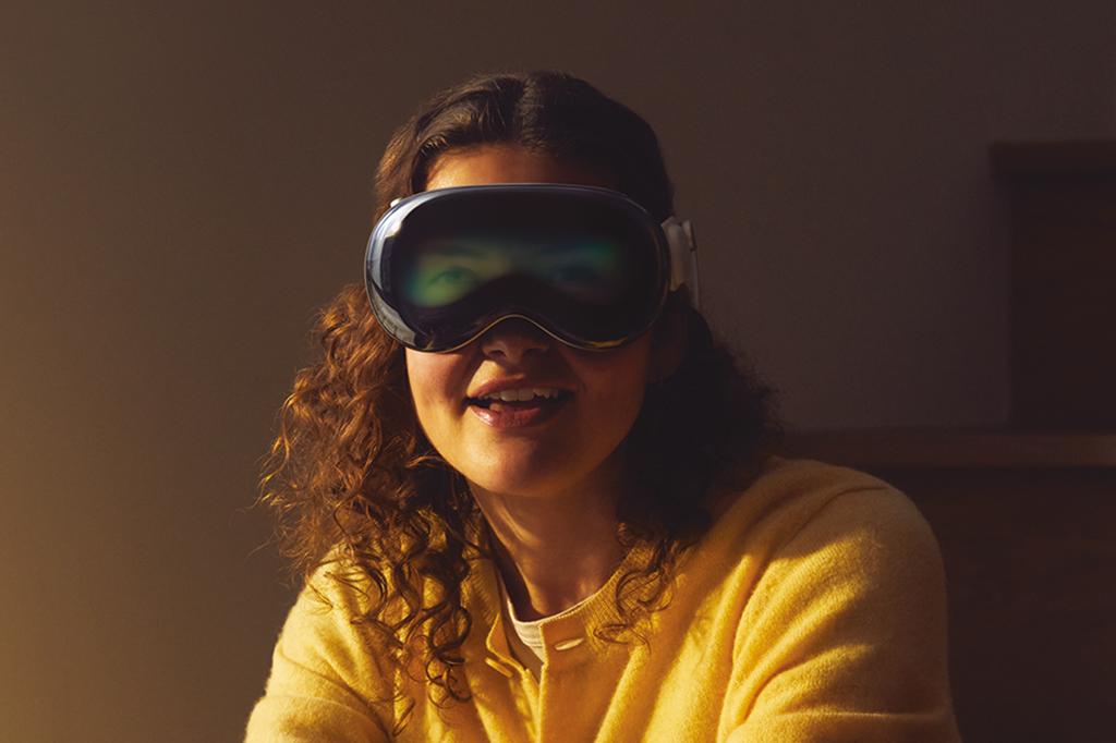 Si_453_Visionpro_Site-02 Foto de uma mulher usando o Vision Pro.