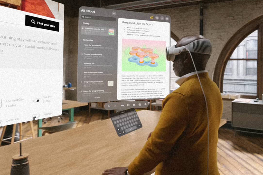 Si_453_Visionpro_Site-06 Foto de um homem utilizando o Vision Pro. É possível ver as telas abertas e o teclado virtual.