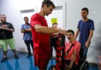 Rafael recebendo a camisa oficial do jogador do Flamengo Rodrigo Caio