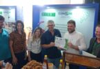 Ministro da Agricultura e Pecuária em exercício, Irajá Lacerda entrega o título de adesão ao Sisbi-POA para produtores