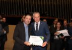 Deputado federal Zé Silva, entregando o prêmio destaque do ano de 2023 ao extensionista.