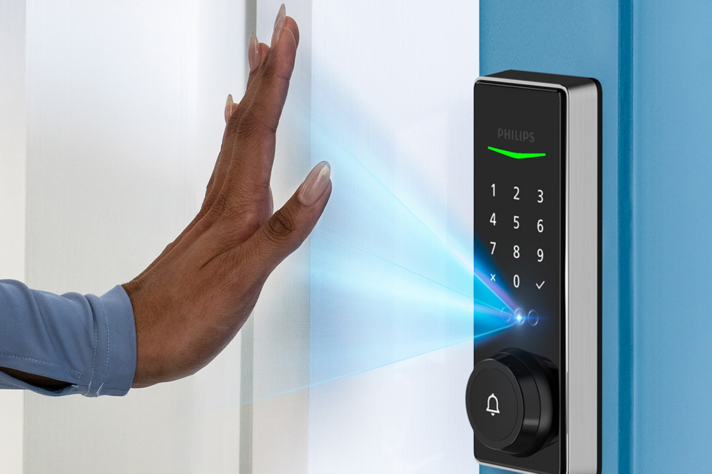 Foto de uma mão aproximando da fechadura Philips Smart Deadbolt 5000.