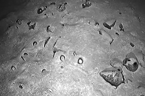 2106-Naufragio-Super-Site(2) A imagem subaquática mostra o naufrágio, mostrando o barco afundado enterrado sob uma camada de jarros antigos.