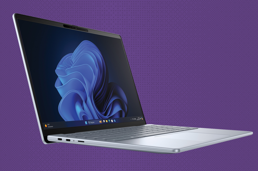 Si_467_Notebook_Dell Imagem com notebooks Dell Inspiron 14 Plus em um fundo roxo.