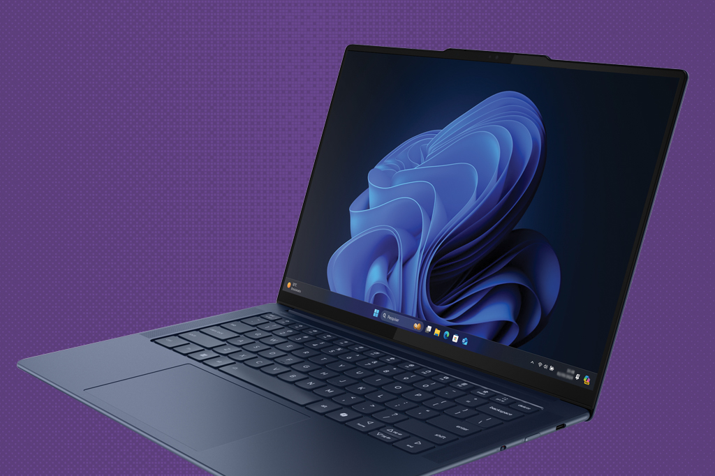 Si_467_Notebook_Yoga Imagem com notebooks Yoga Slim 7x Gen9 em um fundo roxo.