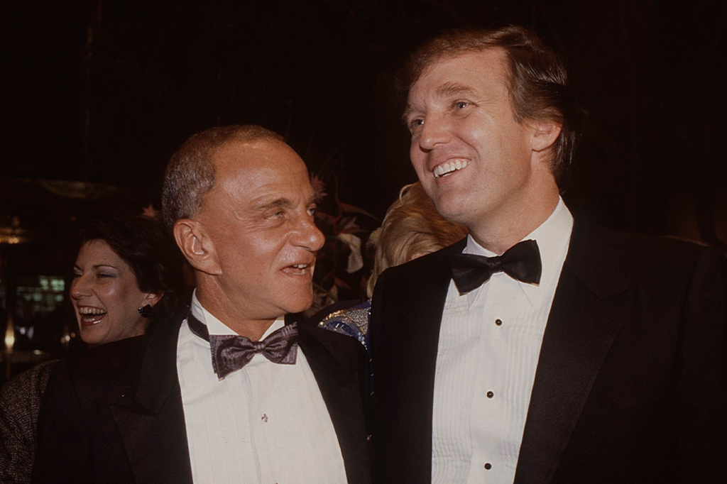 Imagem de Roy Cohn e Donald Trump na inauguração da Trump Tower.