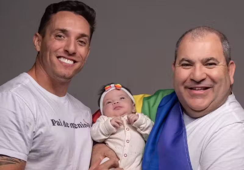 Dna-2-Pais-Capa-1 Jarbas Bitencourt e Mikael Mielke são só alegria com a Antonella nos braços, a primeira menina do RS que tem DNA de dois pais. - Foto: Arquivo pessoal