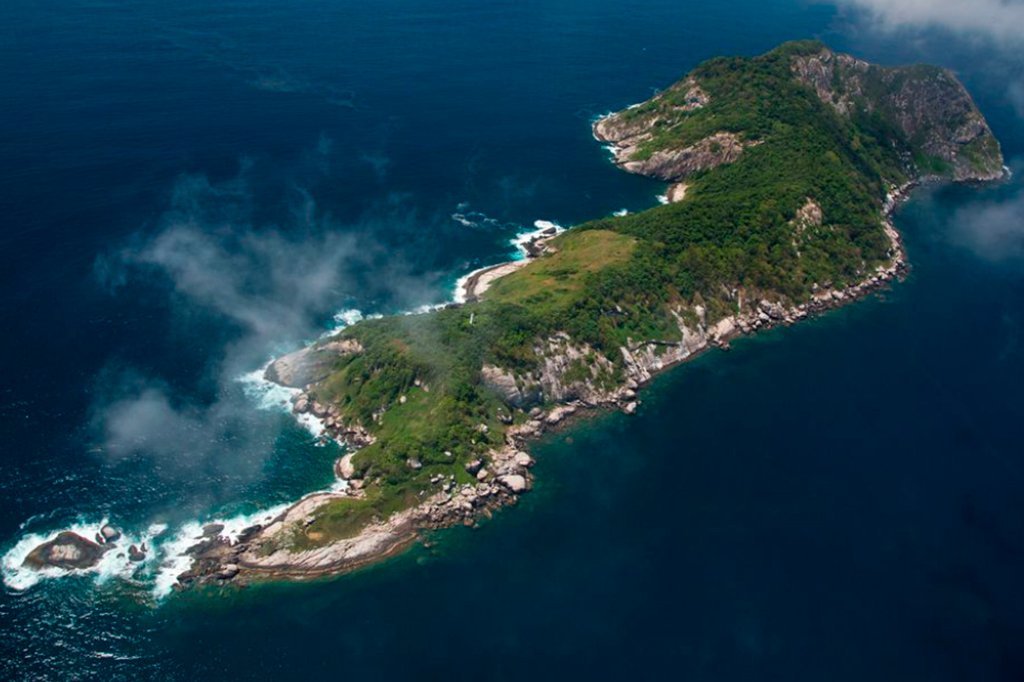 2510-Iha-Da-Queimada-Grande-1-Layout_Site Foto aérea da Ilha de Queimada Grande.