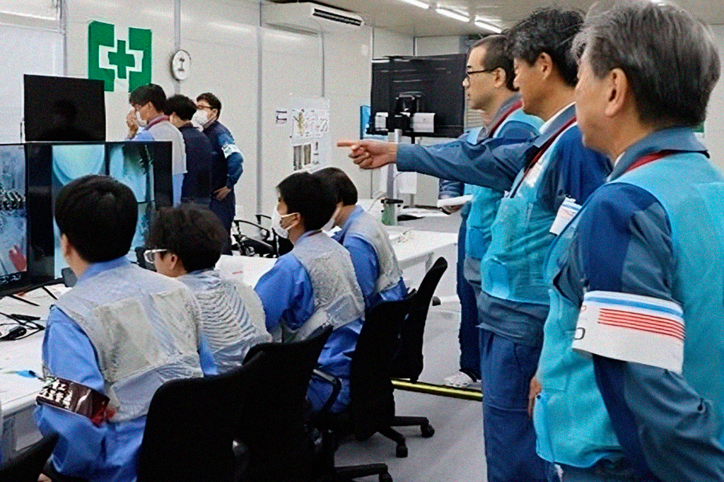 0411-Nuclear-De-Fukushima-Daiichi-Layout_Site(1) Funcionário da usina Fukushima olhando para as telas do computador.