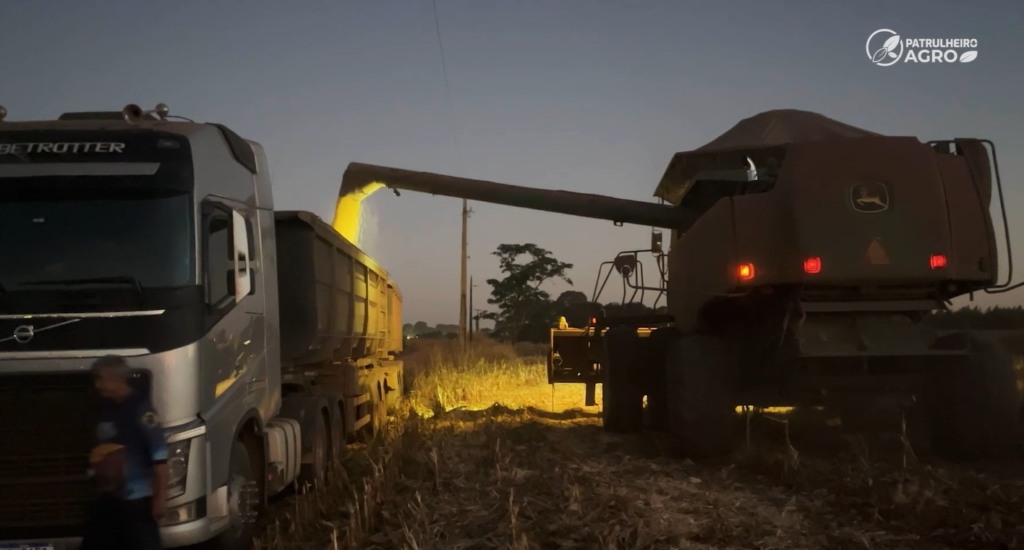 Colheita-Noturna-Milho-Foto-Pedro-Silvestre-Canal-Rural-Mato-Grosso-1024X550-1 +Confira todos os episódios da série Patrulheiro Agro Clique aqui, entre em nossa comunidade no WhatsApp do Dia de Ajudar Mato Grosso e receba notícias em tempo real.