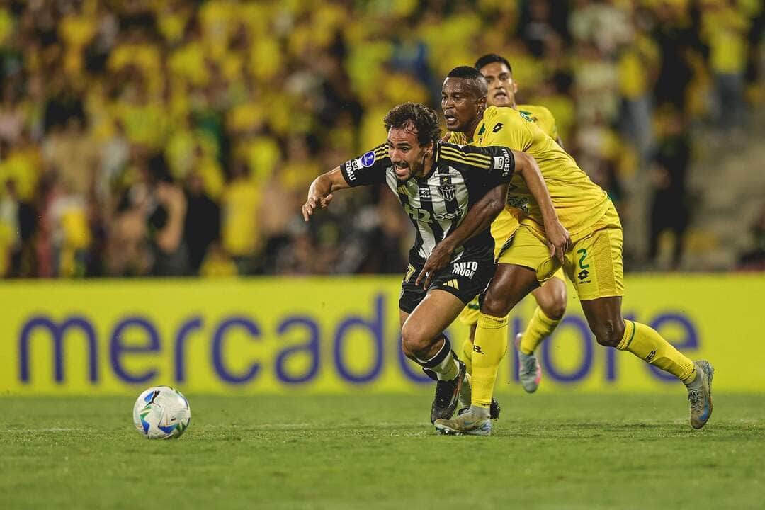 Igor Gomes no momento do pênalti sofrido. Imagem: Pedro Souza/Atlético