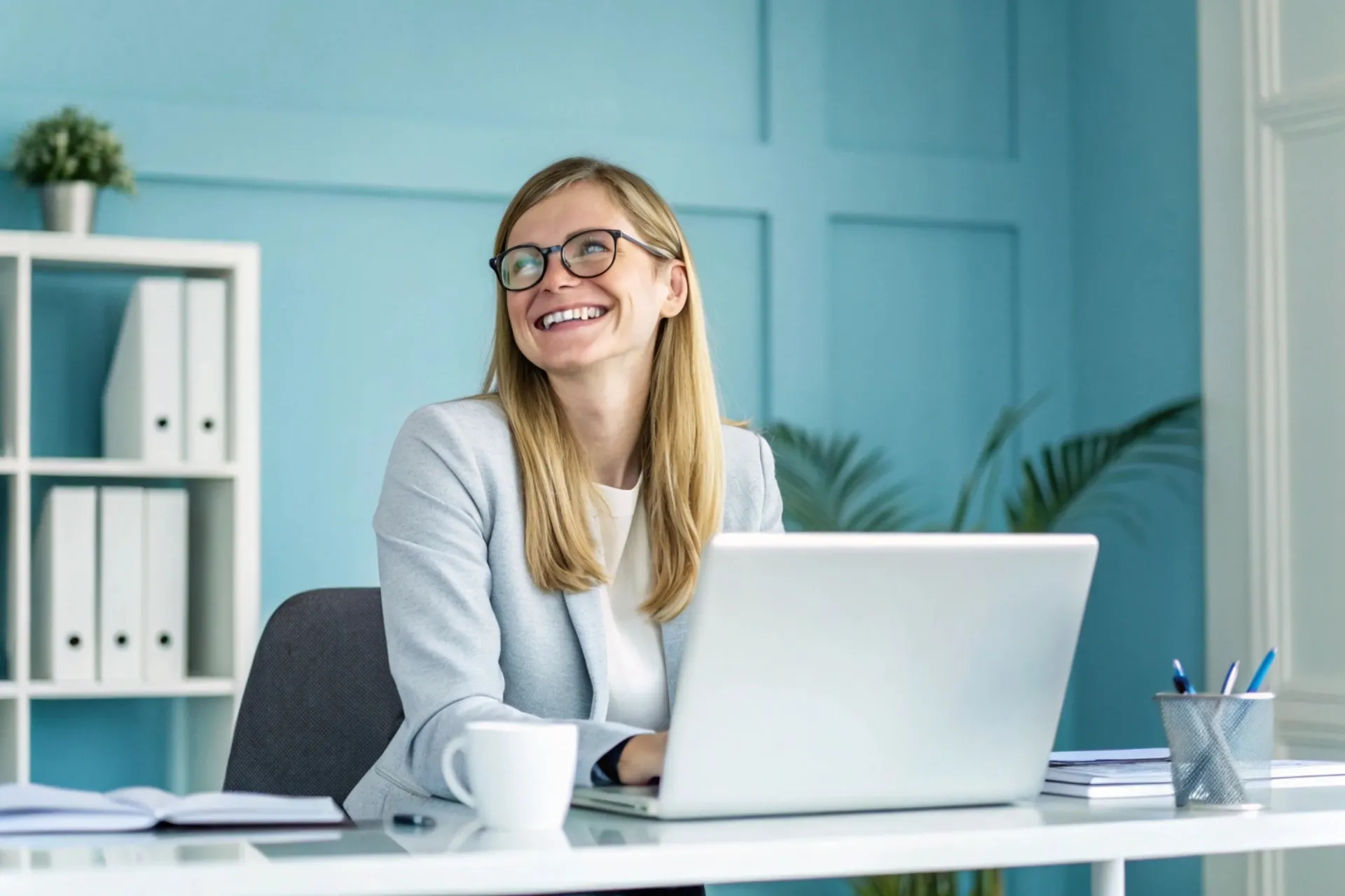 Trabalho Remoto E Direitos Trabalhistas: O Que Mudou Em 2025 89 Mulher Bem-sucedida no trabalho