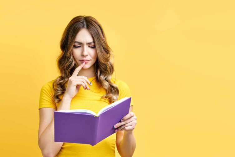 Enem Dos Concursos: Dicas Para Estudar E Conquistar Uma Vaga No Serviço Público 93 Mulher lendo livro