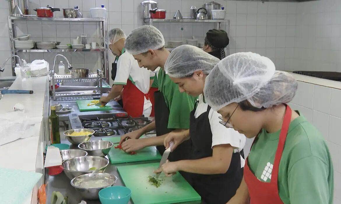 Brasília (DF) - Caminhos da Reportagem - Alunos do curso técnico de gastronomia do instituto federal de Brasília.A taxa de desemprego no Brasil é de 8,8%, segundo a pesquisa mais recente do IBGE. Já entre os jovens de 18 a 24 anos, esse índice é o dobro: 18%. Foto: Frame Caminhos da Reportagem/TV Brasil