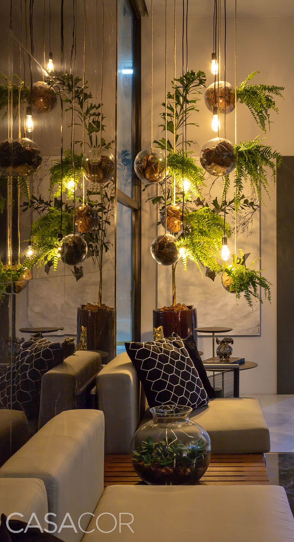 Luminárias e plantas suspensas.