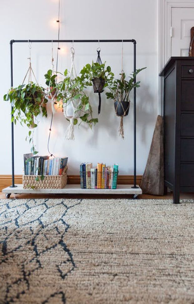Plantas penduradas em cano de PVC.