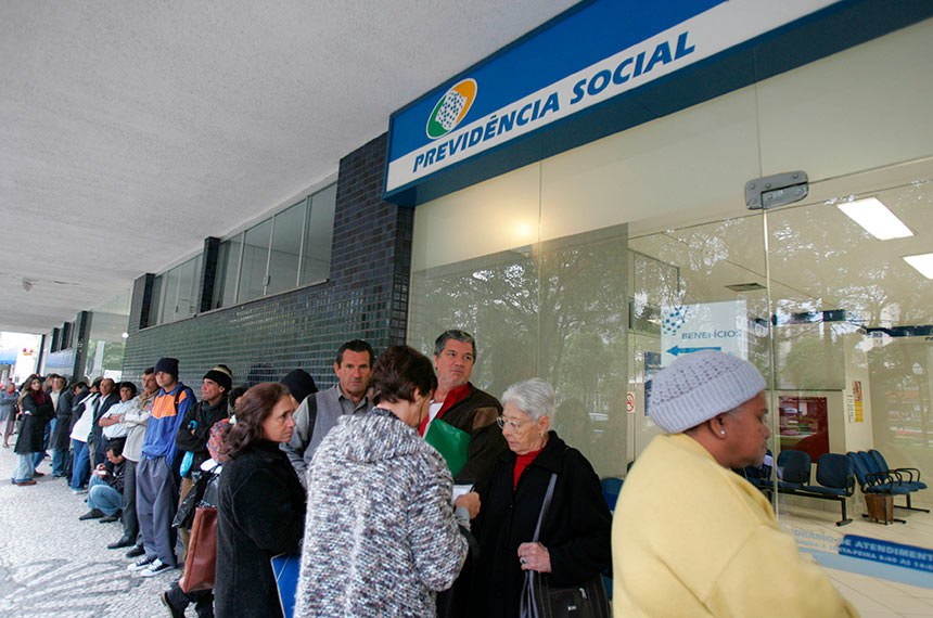 Idosos-Aguardam-Na-Fila-Da-Previdencia-Social-Administrada-Pelo-Inss-Em-Curitiba-1 Idosos aguardam na fila da Previdência Social, administrada pelo INSS, em Curitiba