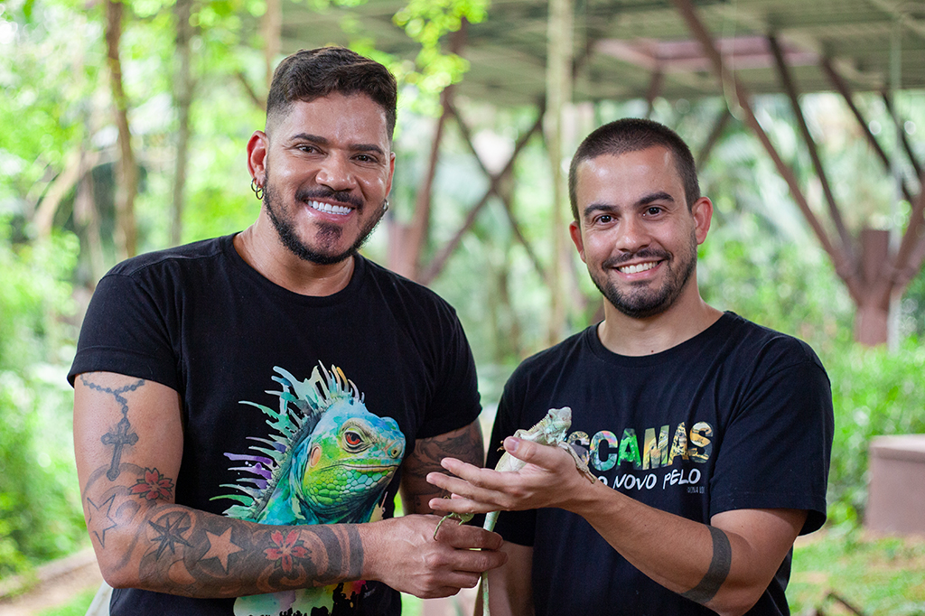 2707-Iguana-Layout_Site1 Fotografia de Adriano (à esquerda) e Gustavo (à direita) dedicaram tempo, atenção e carinho para a recuperação de Barbecue.